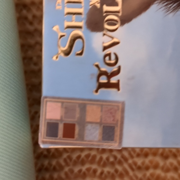 **Reserved** Revolution x Shrek Family Ogre Set & Donkey on edge palette New - Picture 8 of 10